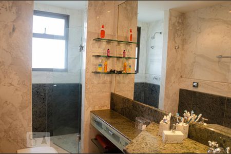 Apartamento à venda com 400m², 4 quartos e 6 vagas Apartamento à venda com 400m², 4 quartos e 6 vagasBanheiro da Suíte 2