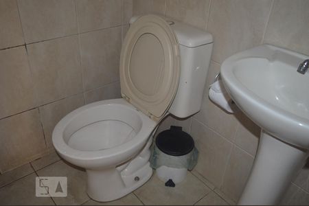 Banheiro Azulejado de casa à venda com 4 quartos, 210m² em Vila Gustavo, São Paulo