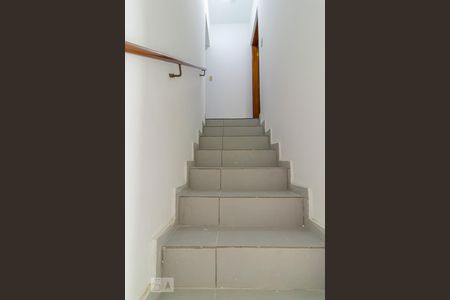 Escada para os quartos de casa para alugar com 2 quartos, 180m² em Jardim Santa Cruz, São Paulo