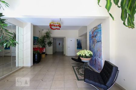 Apartamento à venda com 74m², 2 quartos e 2 vagasHall social