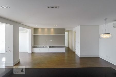 Apartamento para alugar com 111m², 2 quartos e 2 vagasVista da sala pela cozinha