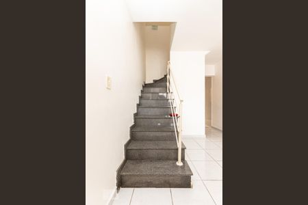 Casa de condomínio à venda com 60m², 2 quartos e 1 vaga Casa de condomínio à venda com 60m², 2 quartos e 1 vagaEscada