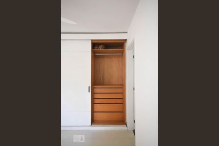 Apartamento para alugar com 109m², 4 quartos e 2 vagasArmário da suíte 