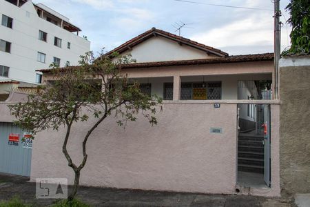 Casa para alugar com 360m², 4 quartos e 2 vagas Casa para alugar com 360m², 4 quartos e 2 vagasVista da Rua