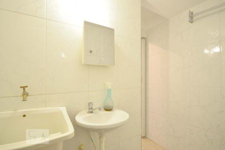 Banheiro de kitnet/studio para alugar com 1 quarto, 35m² em Aclimação, São Paulo