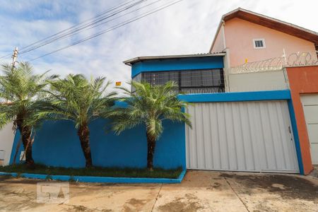 Casa à venda com 160m², 4 quartos e 1 vaga Casa à venda com 160m², 4 quartos e 1 vagaFachada