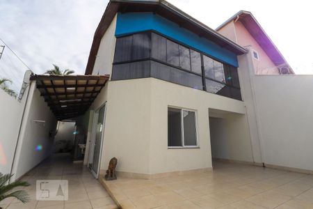 Casa à venda com 160m², 4 quartos e 1 vaga Casa à venda com 160m², 4 quartos e 1 vagaFachada