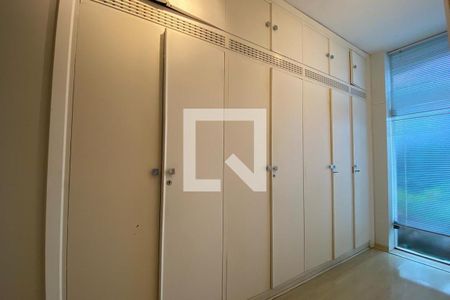 Casa à venda com 585m², 4 quartos e 6 vagas Casa à venda com 585m², 4 quartos e 6 vagasCloset da Suíte 2