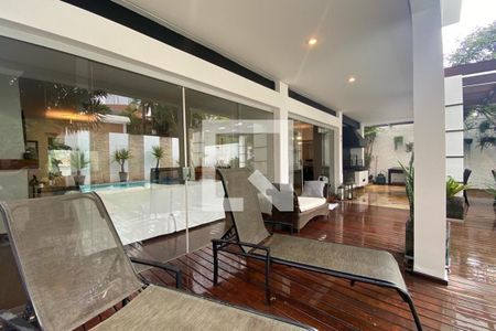 Casa à venda com 585m², 4 quartos e 6 vagas Casa à venda com 585m², 4 quartos e 6 vagasQuintal