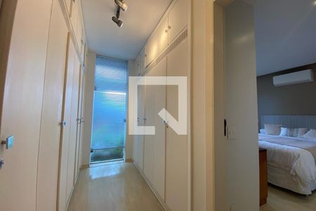 Casa à venda com 585m², 4 quartos e 6 vagas Casa à venda com 585m², 4 quartos e 6 vagasCloset da Suíte 2