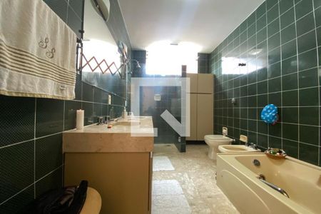 Casa à venda com 585m², 4 quartos e 6 vagas Casa à venda com 585m², 4 quartos e 6 vagasBanheiro da Suíte 2