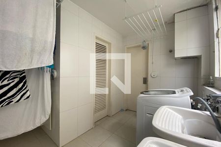 Casa à venda com 585m², 4 quartos e 6 vagas Casa à venda com 585m², 4 quartos e 6 vagasÁrea de Serviço