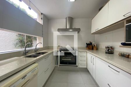 Casa à venda com 585m², 4 quartos e 6 vagas Casa à venda com 585m², 4 quartos e 6 vagasCozinha
