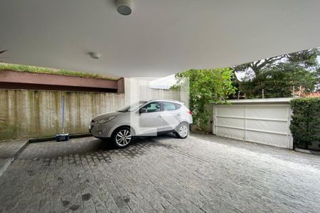 Casa à venda com 585m², 4 quartos e 6 vagas Casa à venda com 585m², 4 quartos e 6 vagasGaragem