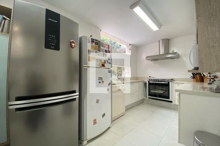 Casa à venda com 585m², 4 quartos e 6 vagas Casa à venda com 585m², 4 quartos e 6 vagasCozinha