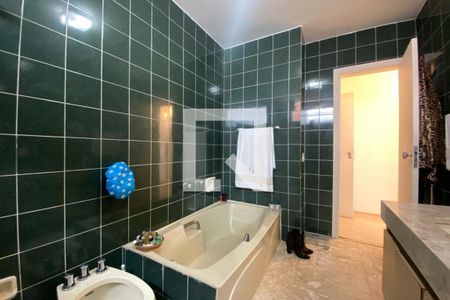 Casa à venda com 585m², 4 quartos e 6 vagas Casa à venda com 585m², 4 quartos e 6 vagasBanheiro da Suíte 2