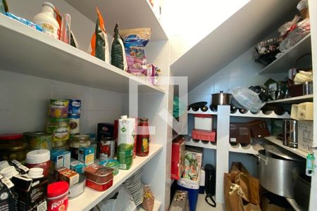 Casa à venda com 585m², 4 quartos e 6 vagas Casa à venda com 585m², 4 quartos e 6 vagasDespensa