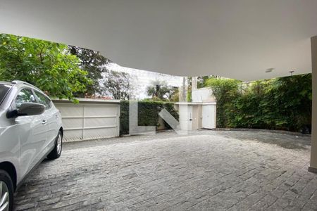 Casa à venda com 585m², 4 quartos e 6 vagas Casa à venda com 585m², 4 quartos e 6 vagasGaragem