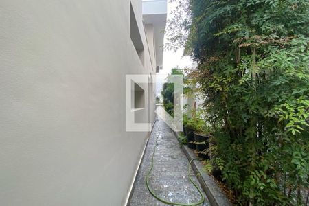 Casa à venda com 585m², 4 quartos e 6 vagas Casa à venda com 585m², 4 quartos e 6 vagasCorredor