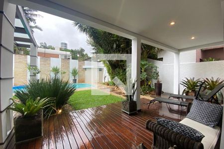 Casa à venda com 585m², 4 quartos e 6 vagas Casa à venda com 585m², 4 quartos e 6 vagasQuintal