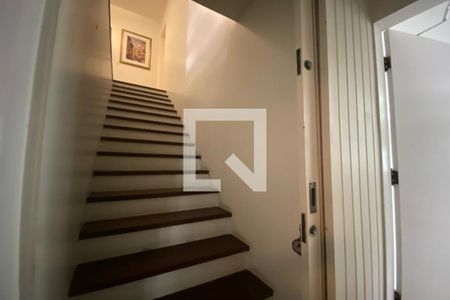 Casa à venda com 585m², 4 quartos e 6 vagas Casa à venda com 585m², 4 quartos e 6 vagasEscada