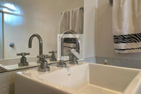 Casa à venda com 585m², 4 quartos e 6 vagas Casa à venda com 585m², 4 quartos e 6 vagasBanheiro - Torneira