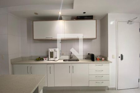 Casa à venda com 585m², 4 quartos e 6 vagas Casa à venda com 585m², 4 quartos e 6 vagasCopa