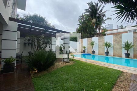 Casa à venda com 585m², 4 quartos e 6 vagas Casa à venda com 585m², 4 quartos e 6 vagasQuintal