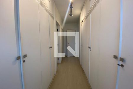 Casa à venda com 585m², 4 quartos e 6 vagas Casa à venda com 585m², 4 quartos e 6 vagasCloset da Suíte 2