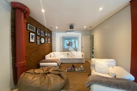 Casa à venda com 585m², 4 quartos e 6 vagas Casa à venda com 585m², 4 quartos e 6 vagasSala de TV