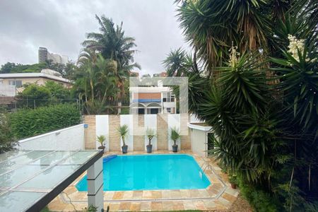 Casa à venda com 585m², 4 quartos e 6 vagas Casa à venda com 585m², 4 quartos e 6 vagasVista da Sala de TV