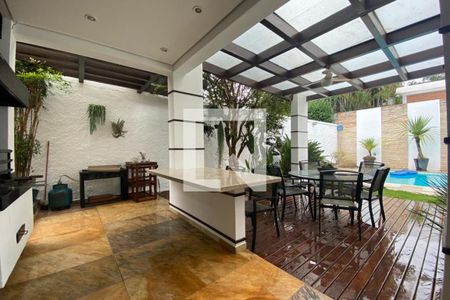 Casa à venda com 585m², 4 quartos e 6 vagas Casa à venda com 585m², 4 quartos e 6 vagasChurrasqueira