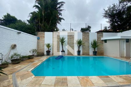 Casa à venda com 585m², 4 quartos e 6 vagas Casa à venda com 585m², 4 quartos e 6 vagasQuintal