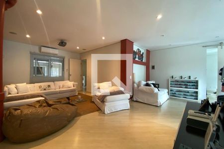 Casa à venda com 585m², 4 quartos e 6 vagas Casa à venda com 585m², 4 quartos e 6 vagasSala de TV