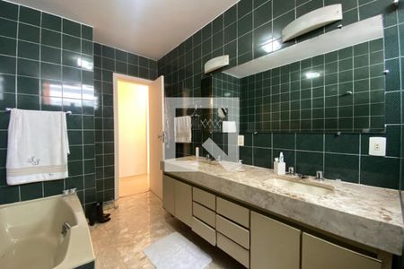 Casa à venda com 585m², 4 quartos e 6 vagas Casa à venda com 585m², 4 quartos e 6 vagasBanheiro da Suíte 2