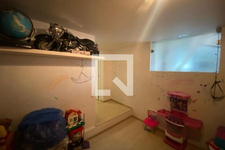 Casa à venda com 585m², 4 quartos e 6 vagas Casa à venda com 585m², 4 quartos e 6 vagasBrinquedoteca