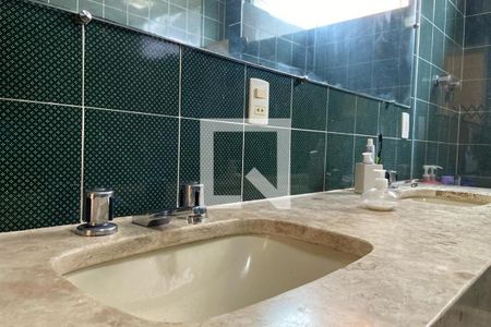 Casa à venda com 585m², 4 quartos e 6 vagas Casa à venda com 585m², 4 quartos e 6 vagasBanheiro - Torneira