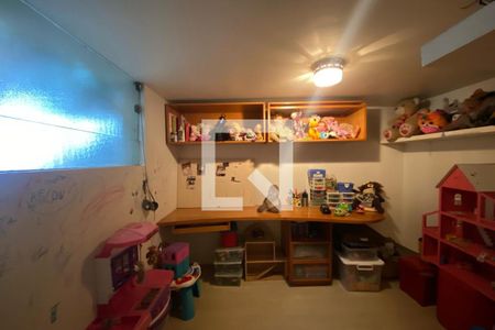 Casa à venda com 585m², 4 quartos e 6 vagas Casa à venda com 585m², 4 quartos e 6 vagasBrinquedoteca