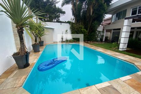 Casa à venda com 585m², 4 quartos e 6 vagas Casa à venda com 585m², 4 quartos e 6 vagasPiscina