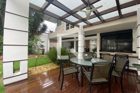 Casa à venda com 585m², 4 quartos e 6 vagas Casa à venda com 585m², 4 quartos e 6 vagasQuintal