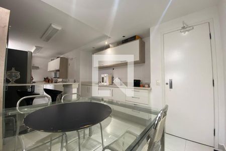 Casa à venda com 585m², 4 quartos e 6 vagas Casa à venda com 585m², 4 quartos e 6 vagasCopa