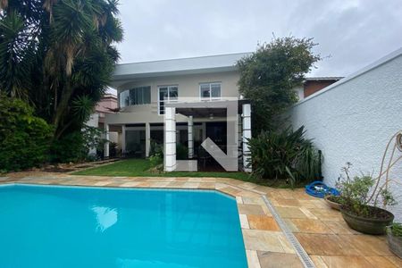 Casa à venda com 585m², 4 quartos e 6 vagas Casa à venda com 585m², 4 quartos e 6 vagasQuintal