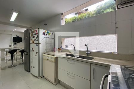 Casa à venda com 585m², 4 quartos e 6 vagas Casa à venda com 585m², 4 quartos e 6 vagasCozinha