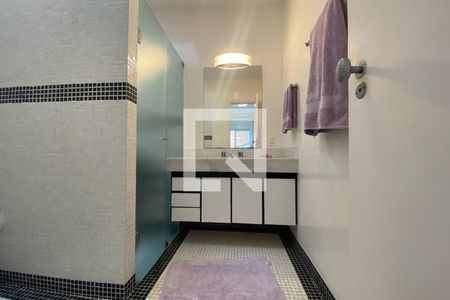 Casa à venda com 585m², 4 quartos e 6 vagas Casa à venda com 585m², 4 quartos e 6 vagasBanheiro da Suíte 1