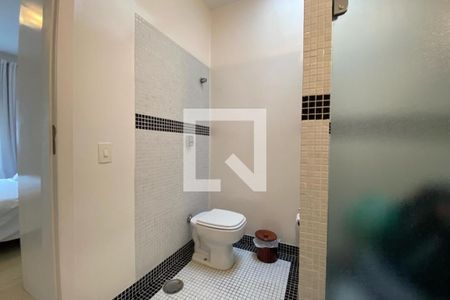 Casa à venda com 585m², 4 quartos e 6 vagas Casa à venda com 585m², 4 quartos e 6 vagasBanheiro da Suíte 1