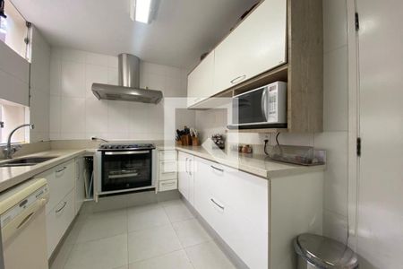 Casa à venda com 585m², 4 quartos e 6 vagas Casa à venda com 585m², 4 quartos e 6 vagasCozinha