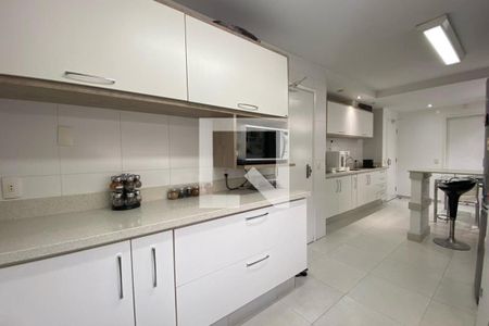 Casa à venda com 585m², 4 quartos e 6 vagas Casa à venda com 585m², 4 quartos e 6 vagasCozinha