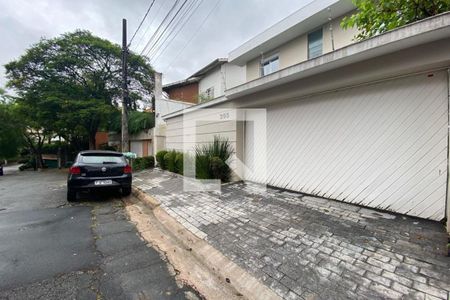 Casa à venda com 585m², 4 quartos e 6 vagas Casa à venda com 585m², 4 quartos e 6 vagasEntrada