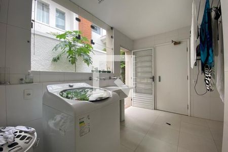 Casa à venda com 585m², 4 quartos e 6 vagas Casa à venda com 585m², 4 quartos e 6 vagasÁrea de Serviço