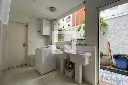 Casa à venda com 585m², 4 quartos e 6 vagas Casa à venda com 585m², 4 quartos e 6 vagasÁrea de Serviço